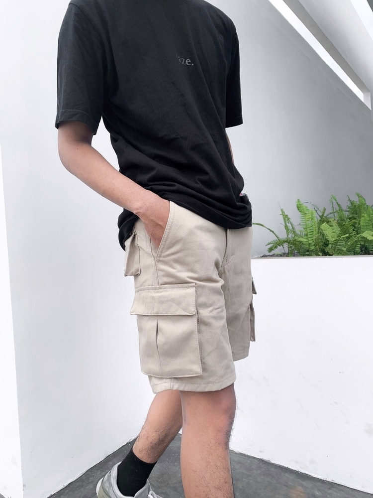 Cream Colored Short Cargo Pants Combined With A Black Short